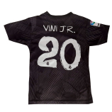 2022/23-as Real Madrid idegenbeli mezgarnitúra Vini Jr. felirattal 