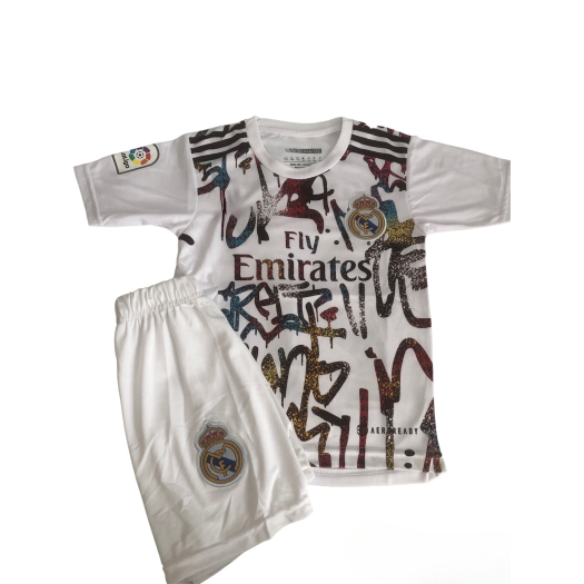2023/24-as Real Madrid hazai mezgarnitúra Vini Jr. felirattal 