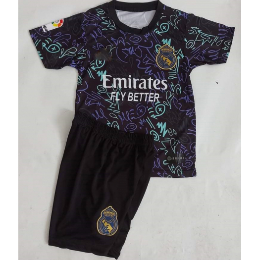  2022/23-as Real Madrid idegenbeli mezgarnitúra Vini Jr. felirattal 