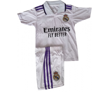 2022/23-as Real Madrid hazai mezgarnitúra Vini Jr. felirattal